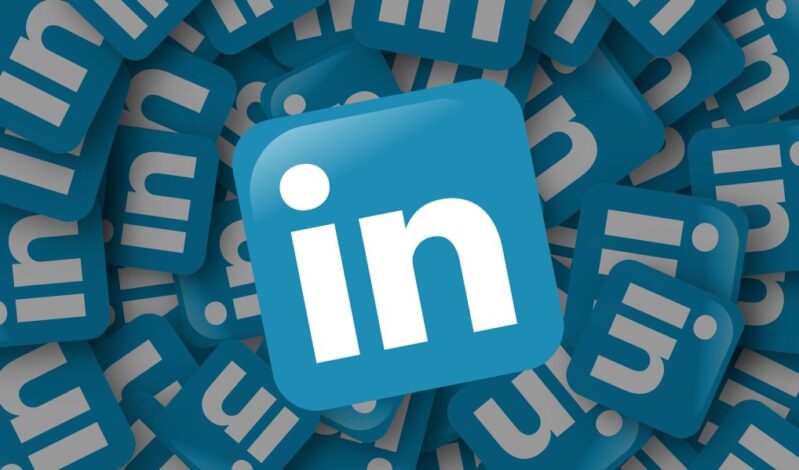 Unlocking the Power of LinkedIn: Free vs. Premium – What Sets Them Apart?